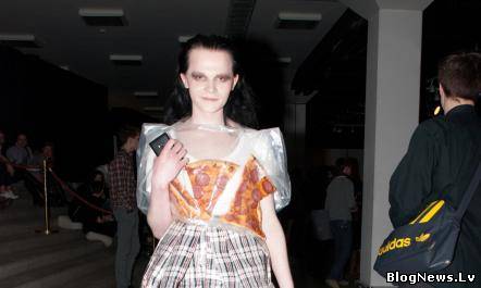 Платье с кусками настоящей пиццы на Riga Fashion Week (ФОТО)