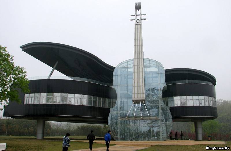 Оригинальное и необычное здание с формой фортепиано и скрипки
