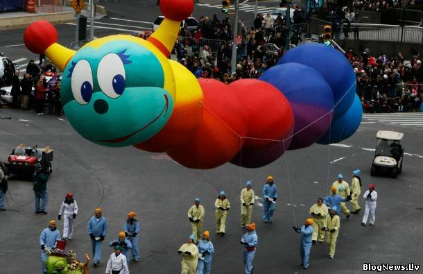 В Нью-Йорке состоялся традиционный парад «Мэйси». Каждый год на парад «Мэйси» «вылетают» громадные надувные игрушки, которые проходят по все