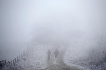 Сегодня на дорогах в Латвии густой туман, будьте осторожны