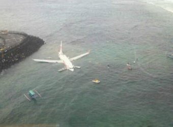 Крушение самолета на Бали, чудом все остались живы (Фото+Видео)