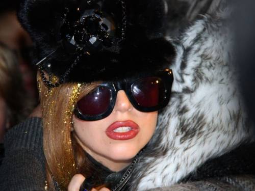 Из за операции на бедро Lady Gaga не сможет выступать до осени