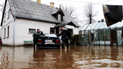 Многие дороги в Латвии закрыты из-за затоплений