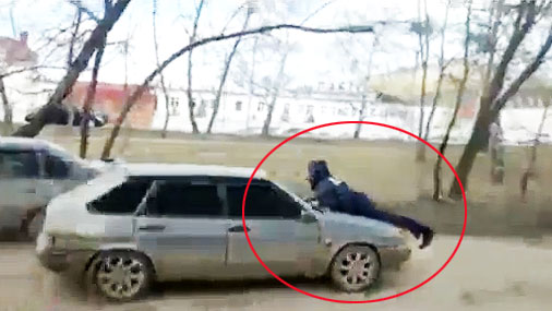 Полицейский на капоте машины во время преследования (в новости Видео)
