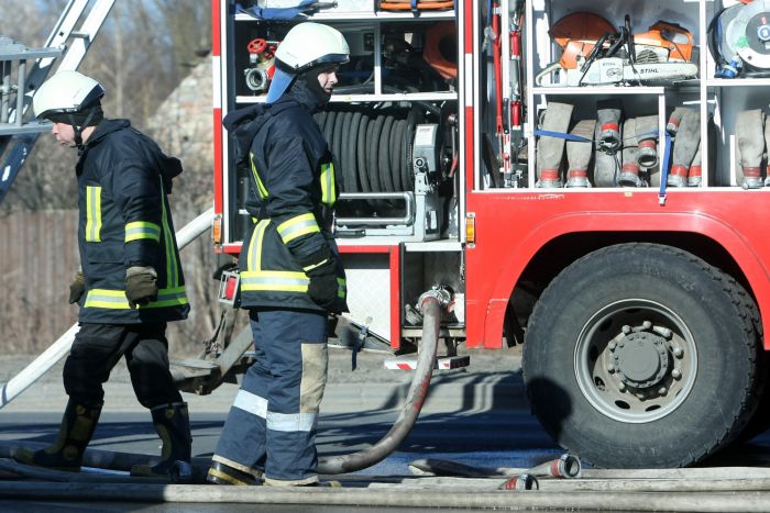 В Риге пожарные спасли 10 человек из горящего дома