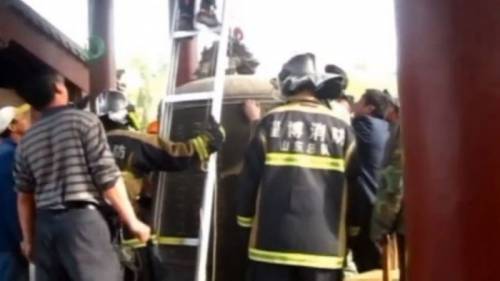 Громадный колокол свалился на туриста в Китае (новость с видео)
