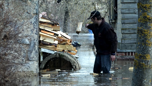 Страховые конторы в Латвии не хотят выплачивать деньги за ущерб от наводнения