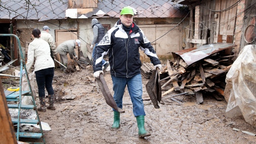 Премьер-министр Латвии Валдис Домбровскис посетил места, где прошло наводнение, а так же в субботнике Огре
