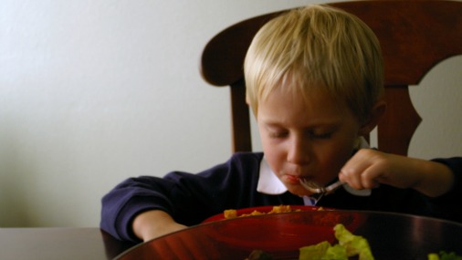 Родителям следует знать: детям вредно доедать с тарелок всё, что им положили