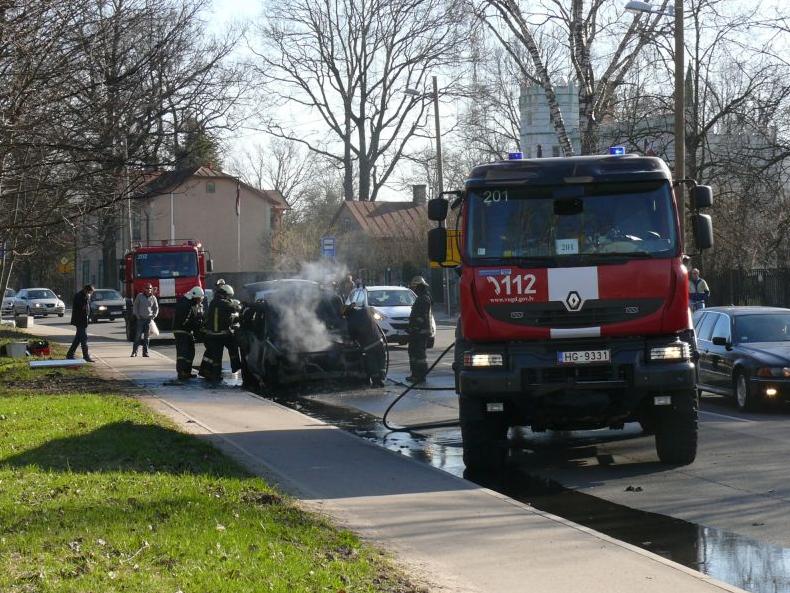 Фото и Видео BMW X5, который сгорел сегодня в Риге