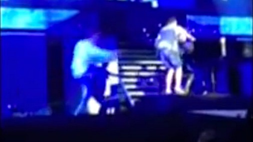 Джастин Бибер был атакован фаном во время концерта в Дубаи