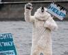 Эколог в костюме белого медведя