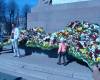 Цветы у памятника Свободы 4 мая 2013